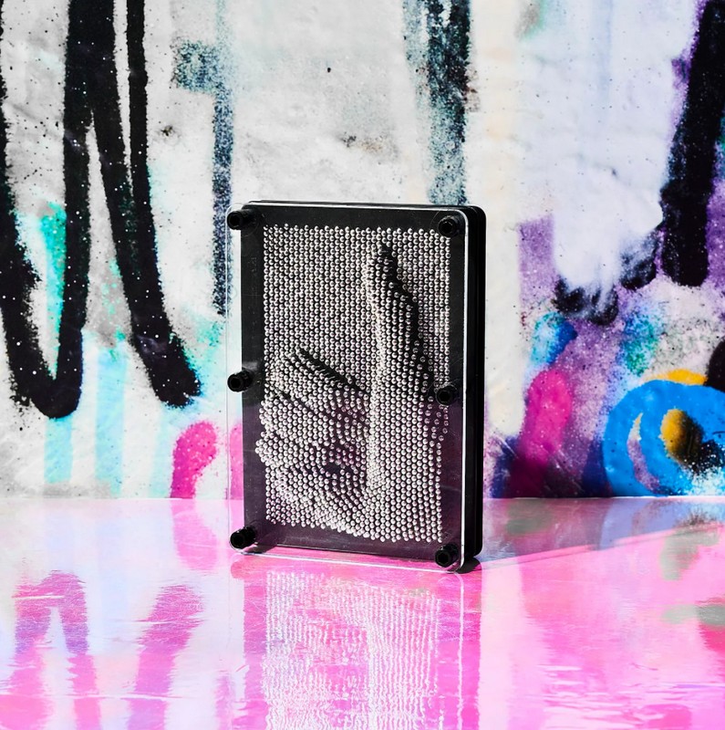 Pin art 3D interattiva con spille in metallo che consentono di inserirci le forme di proprio gradimento, con possibilità di ricominciare da capo in un attimo: un'originale e divertente idea regalo uomo, donna e ragazzi!